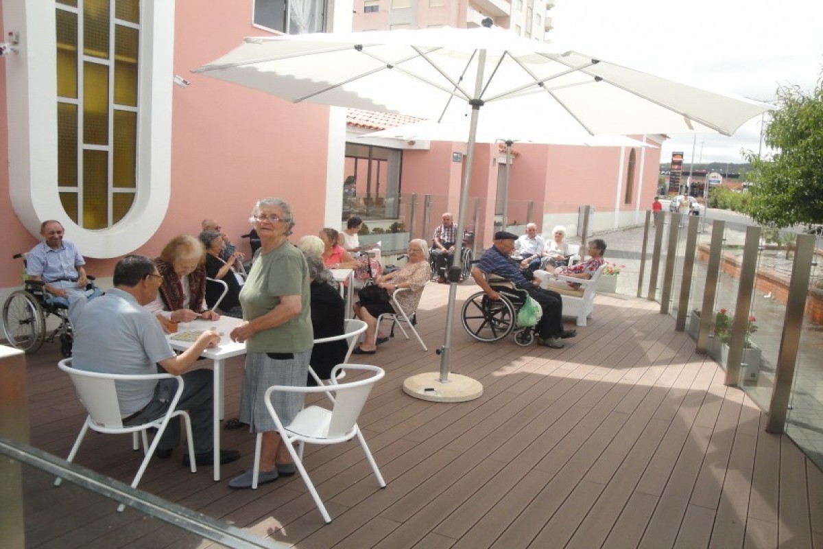 O Lar de São José possui quartos espaçosos, luminosos e confortáveis